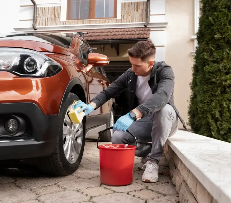 Lavage auto à domicile Saint-Coutant : professionnel intervenant sur un véhicule